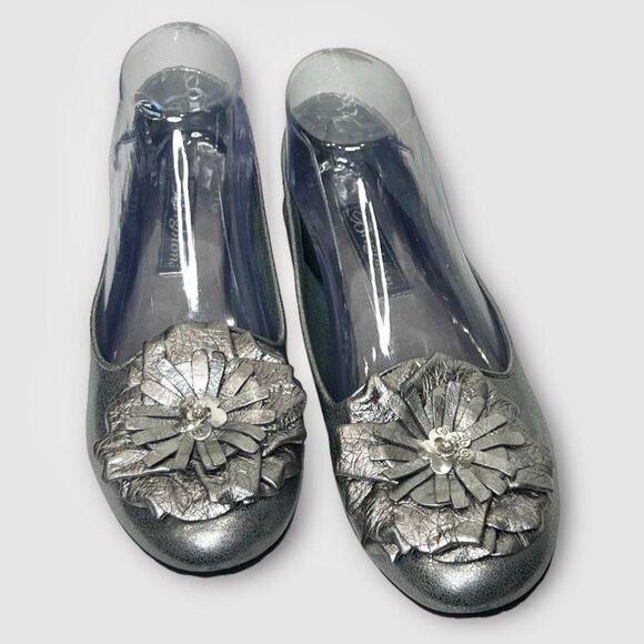 Shoes - Brighton Women's Carly Silver Metallic Leather Ballet Flat with Flower Size 7.5